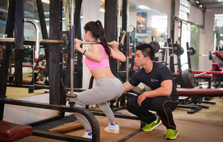 người bị gai cột sống nên tập gym không