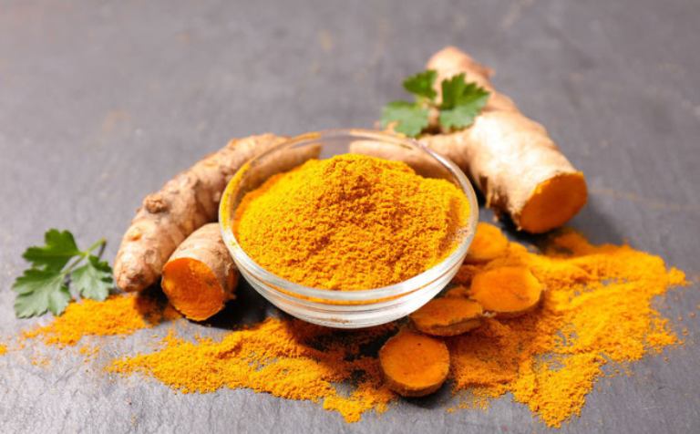 Nghệ có chứa curcumin, có tác dụng giảm lượng axit có trong dạ dày