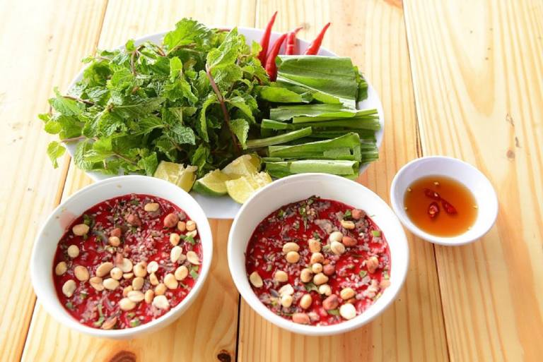 Tiết canh, rau sống là những thực phẩm mang mầm bệnh tạo điều kiện lây lan tiêu chảy cấp