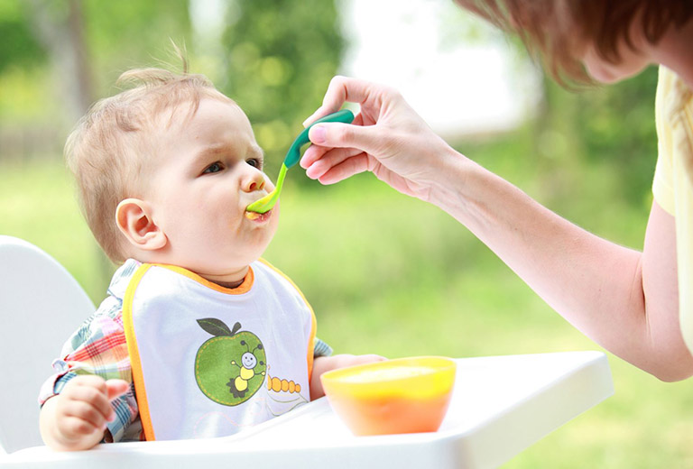 trẻ ăn dặm bị táo bón phải làm sao