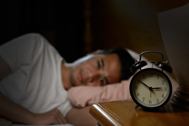 Người bị thận yếu thường xuyên mất ngủ hoặc ngủ dễ gặp ác mộng