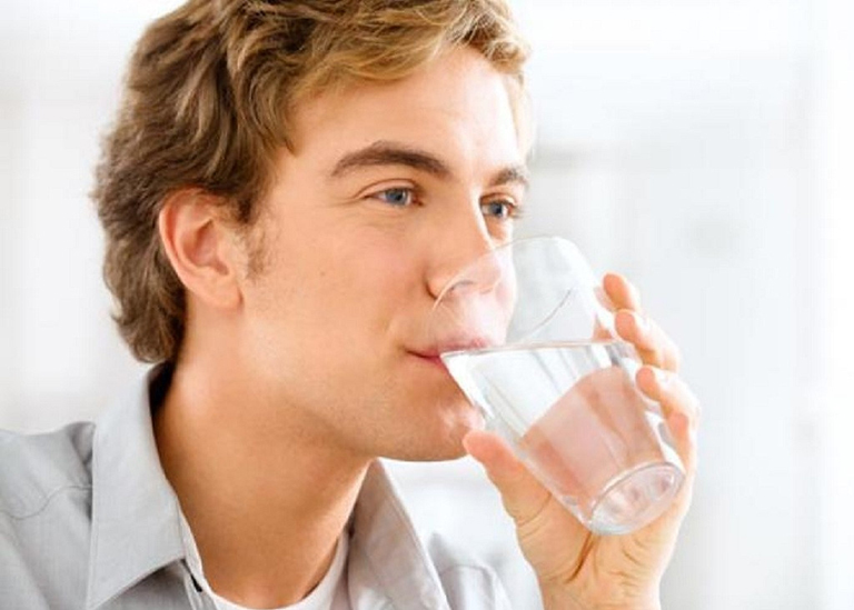 Bổ sung nhiều nước cho cơ thể giúp hỗ trợ điều trị bệnh thận yếu rất tốt