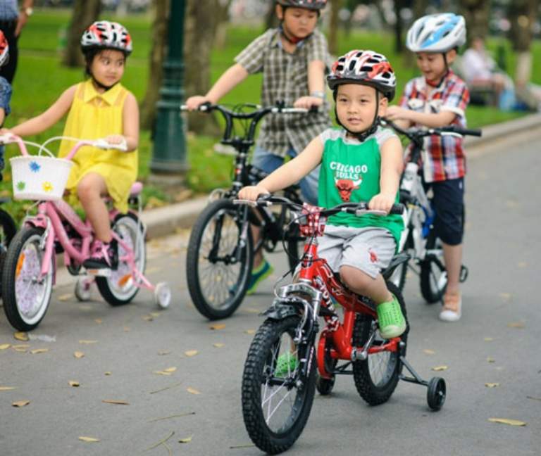 Khuyến khích trẻ tập đạp xe để rèn luyện sức khỏe